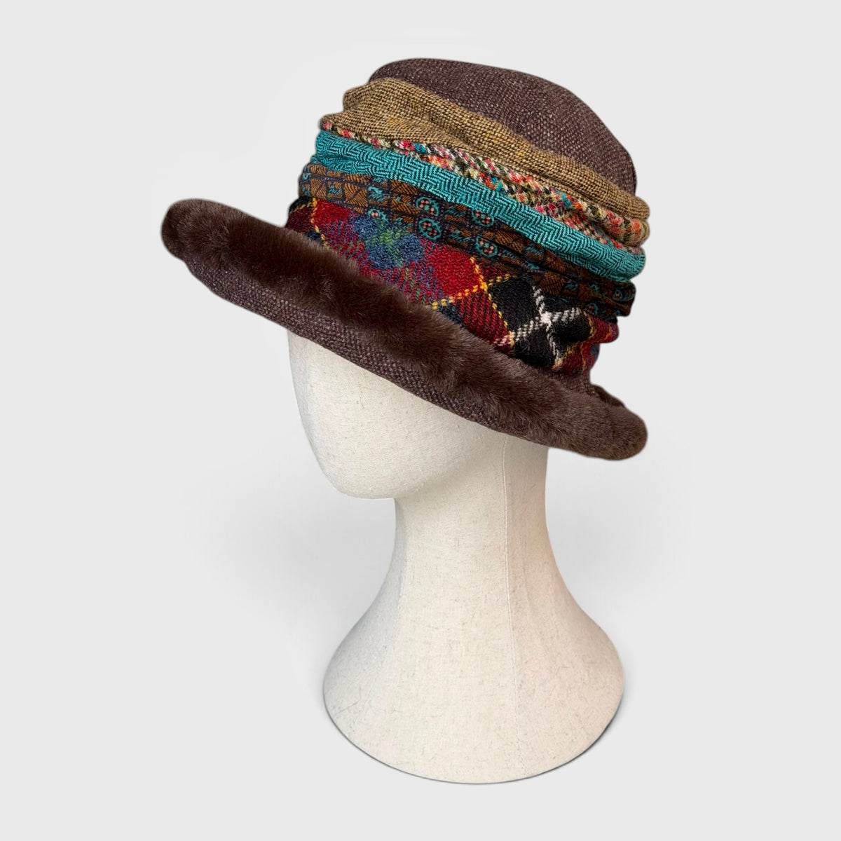 Cappello Invernale In Lana Tweed Marrone e Multicolor Con Bordo In Eco Pelliccia - Pieghevole - Grevi