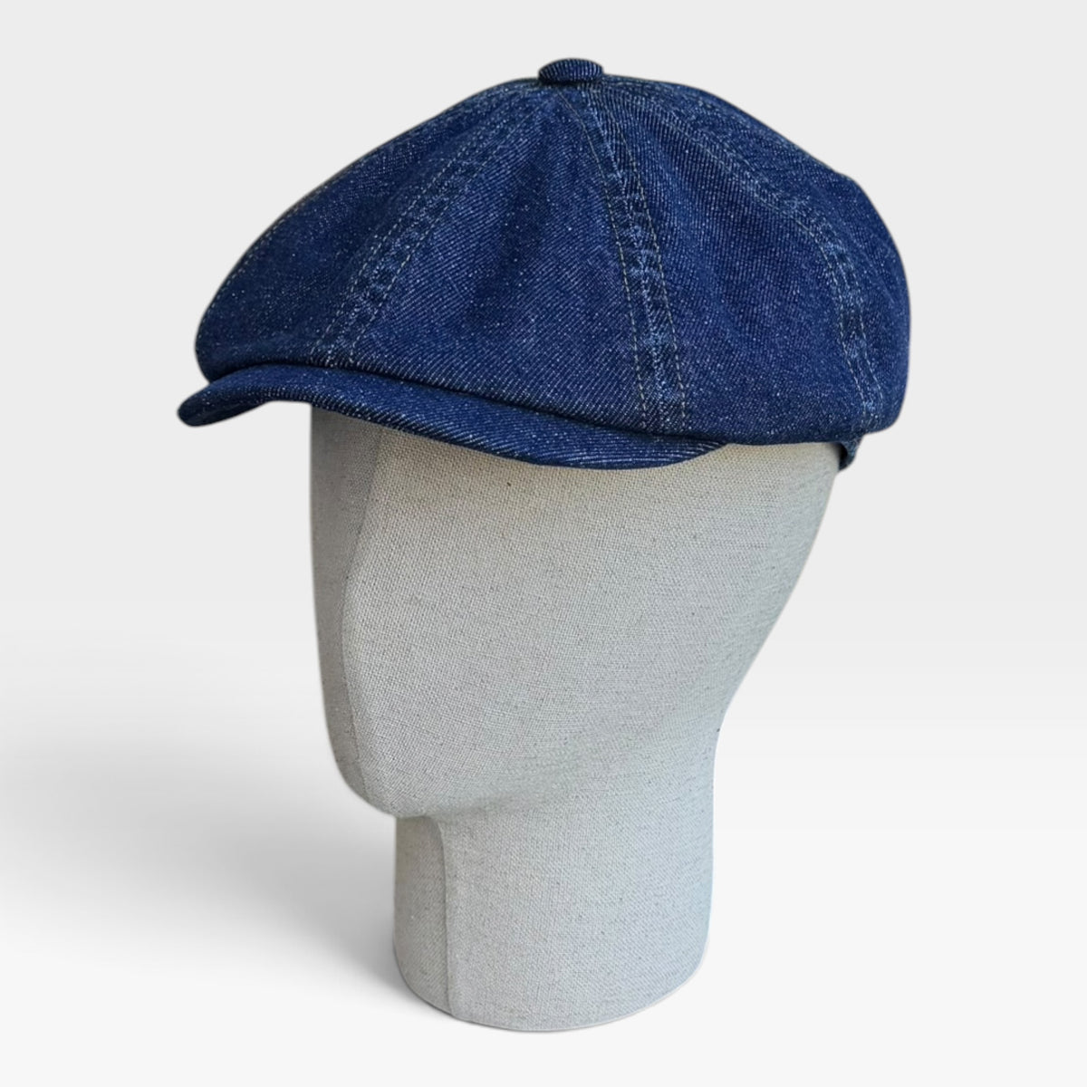 Coppola irlandese 8 spicchi in denim blu di puro cotone su manichino