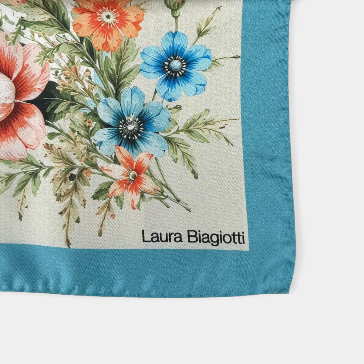 Foulard Laura Biagiotti in seta 90x90 cm, floreale, variante avorio