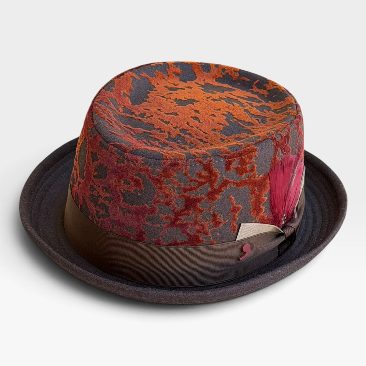 Vista dall'alto del cappello pork pie marrone e rosso con fascia decorativa