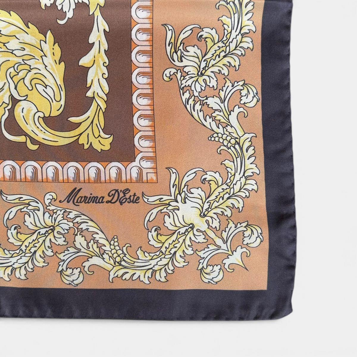Foulard Marina D'Este in seta 90x90 cm, barocco, variante marrone