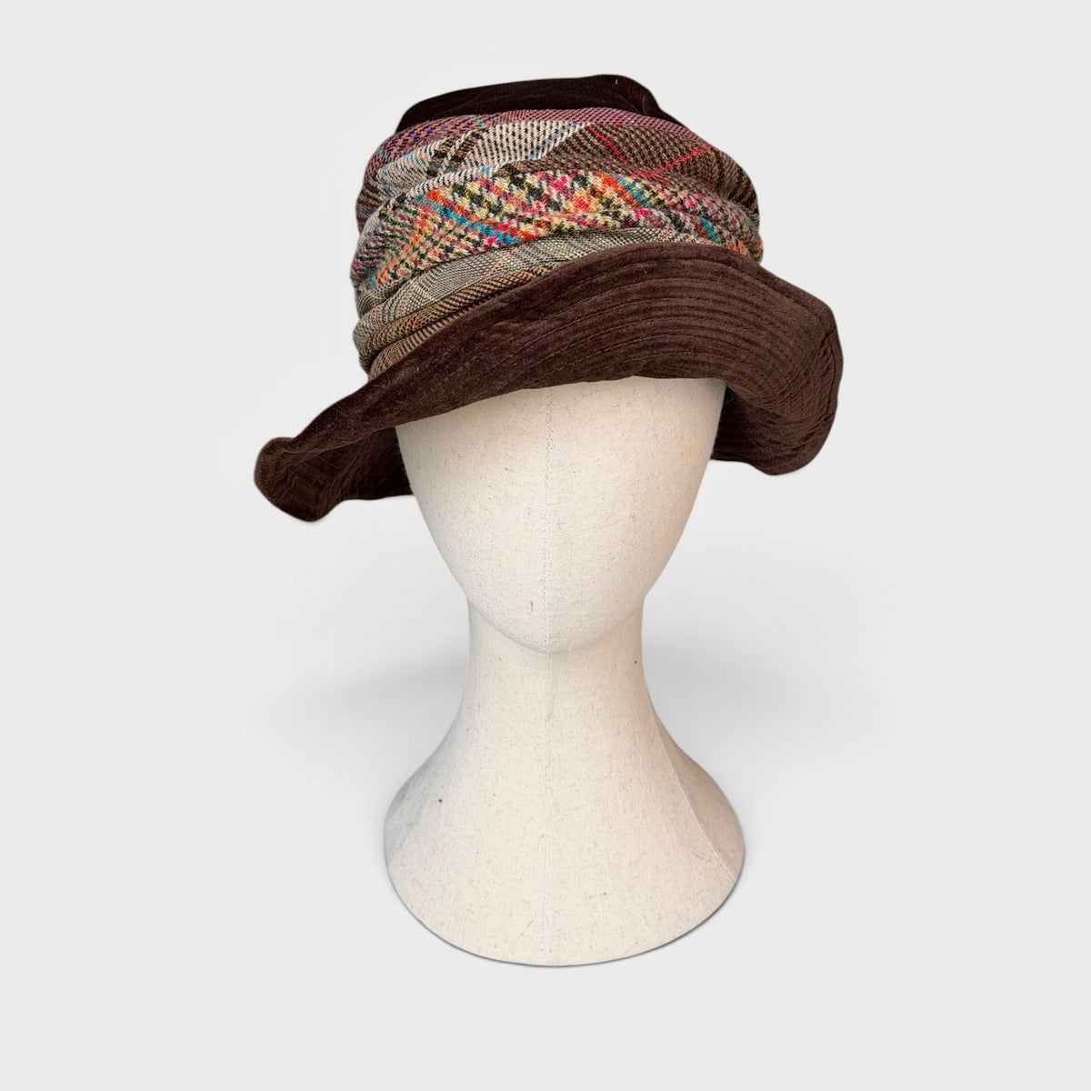 Cappello Invernale In Velluto Marrone e Multicolor A tesa Media Modellabile - Pieghevole Grevi
