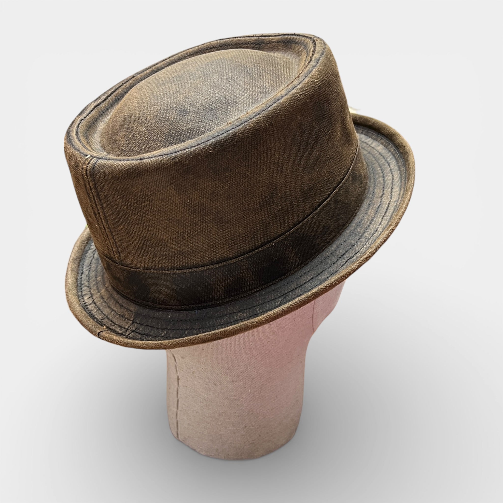 Cappello Pork Pie in Cotone Spalmato effetto Vintage Marrone - Cappelleria Bacca