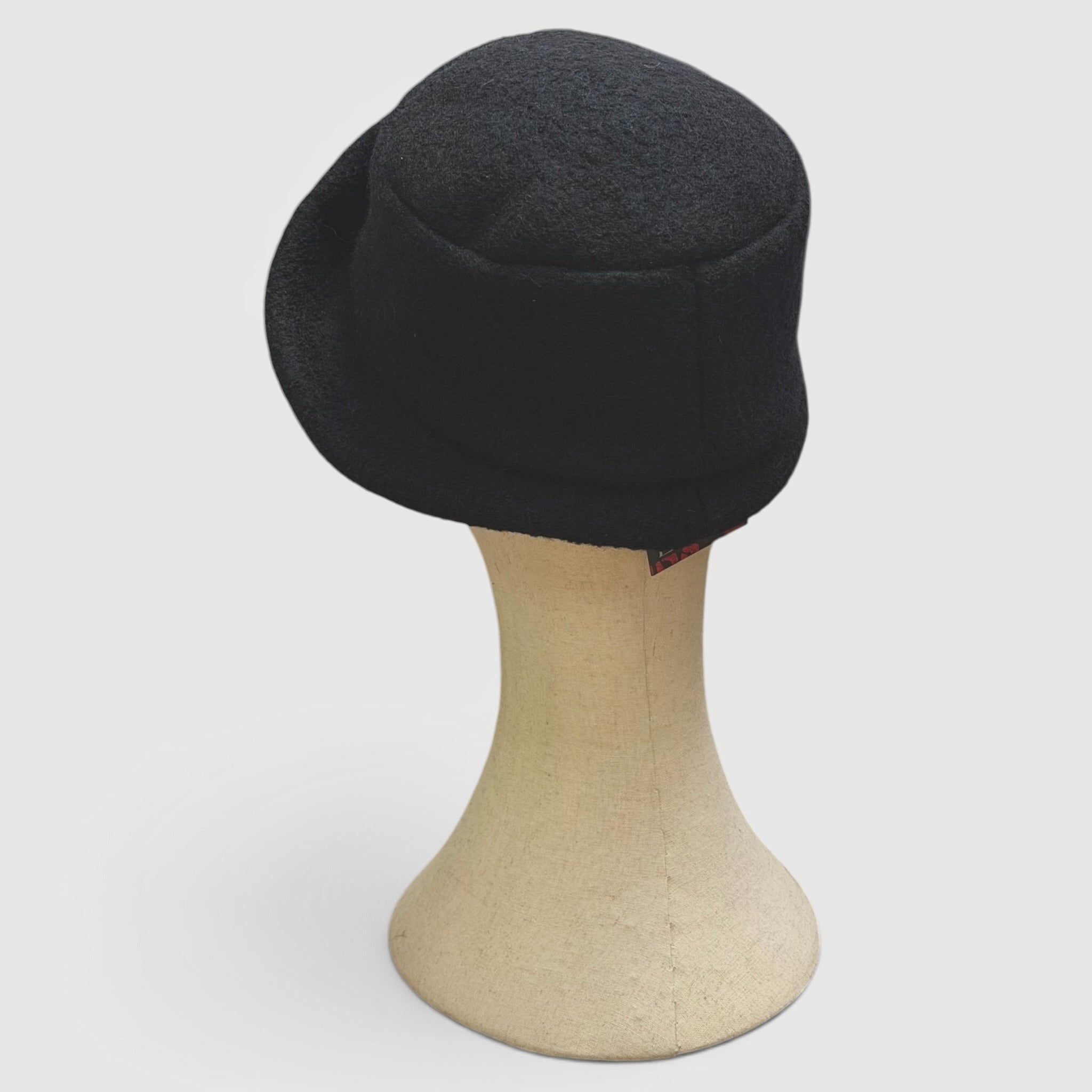 Cappello Invernale Donna Asimmetrico In  Lana Cotta Con Bottone Decoro - Nero