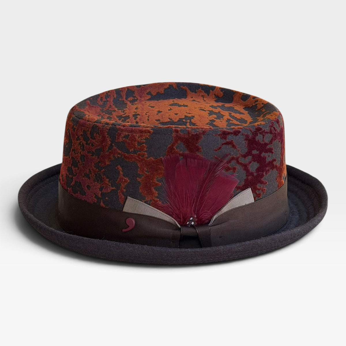 Vista frontale del cappello pork pie con dettaglio piuma e fascia marrone