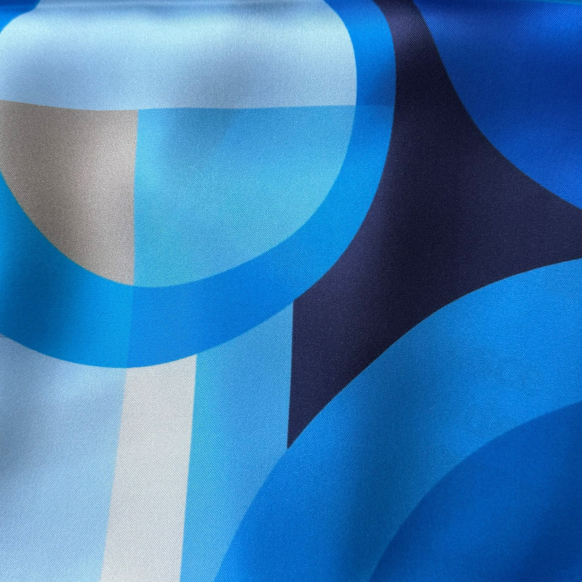 Foulard Marina D'Este in seta 90x90 cm, cerchi e geometrie, variante azzurro