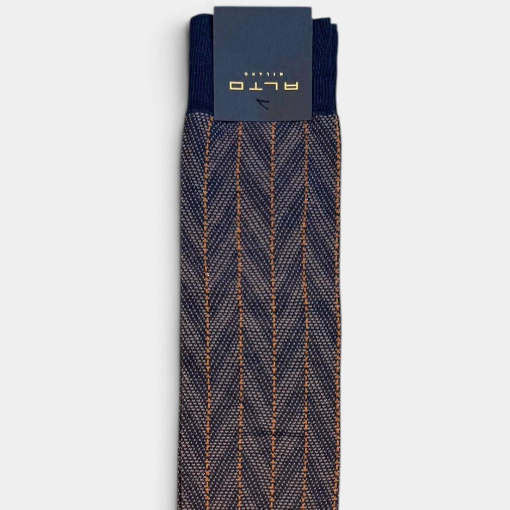 Dettaglio calzino lungo blu gessato Alto Milano