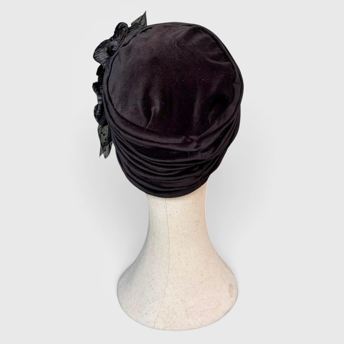 Cappellino Toque Donna Invernale In Velluto Nero Con Fiore In Raso e Tulle - Pieghevole - Grevi