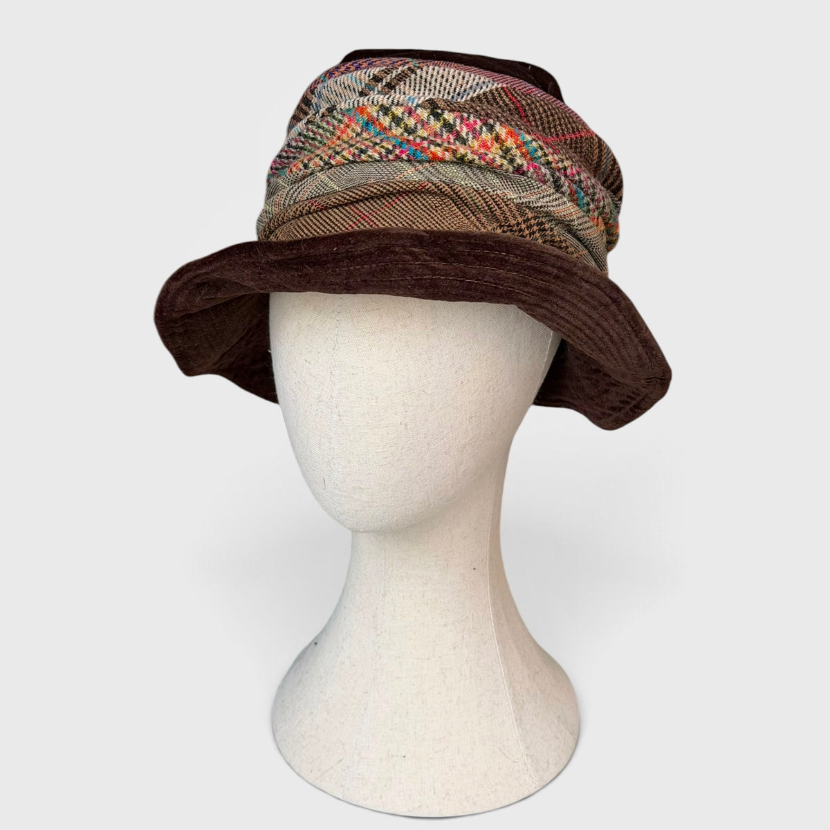 Cappello Invernale In Velluto Marrone e Multicolor A tesa Media Modellabile - Pieghevole Grevi
