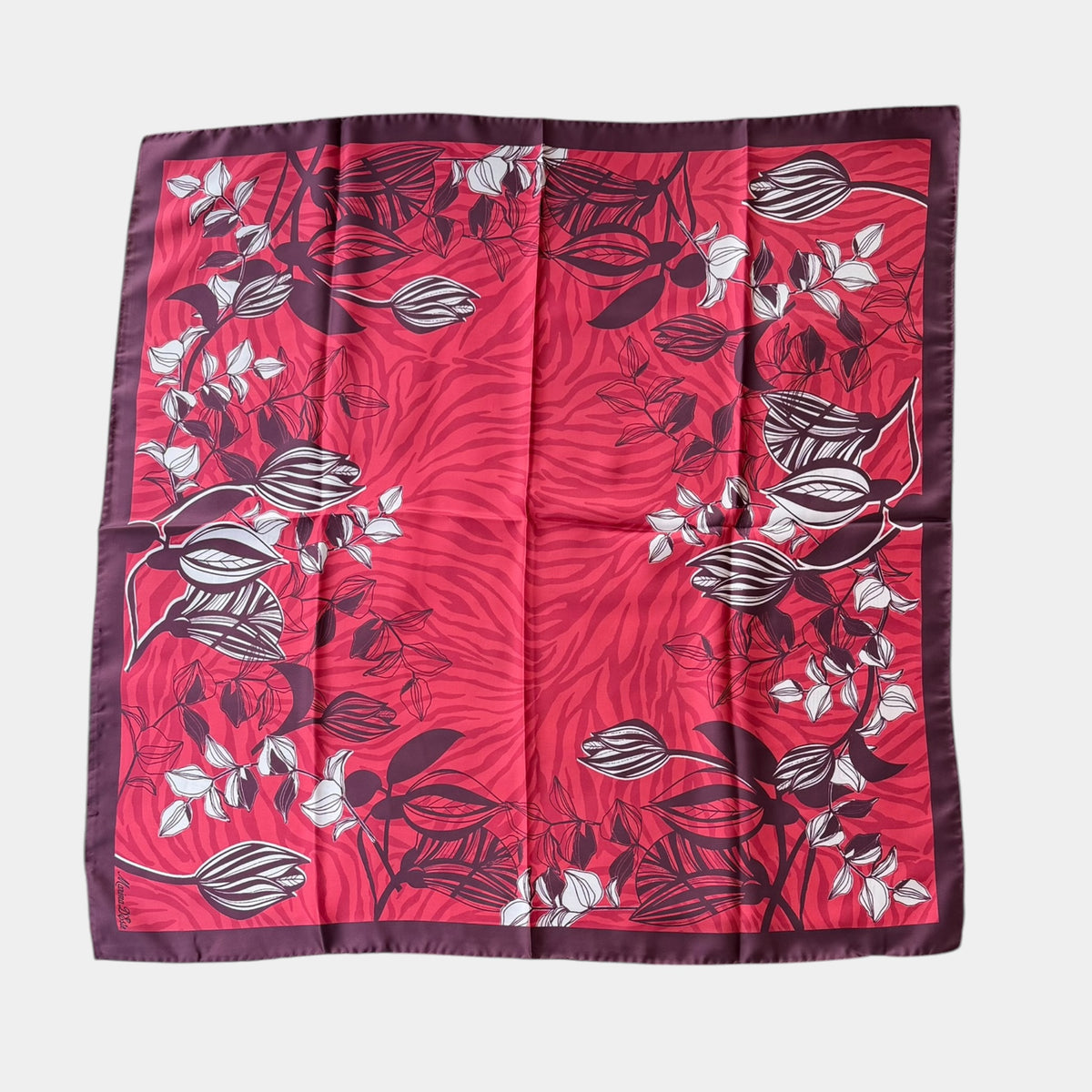Foulard Laura Biagiotti in seta 90x90 cm, fiori e foglie stilizzati, variante rosso rubino