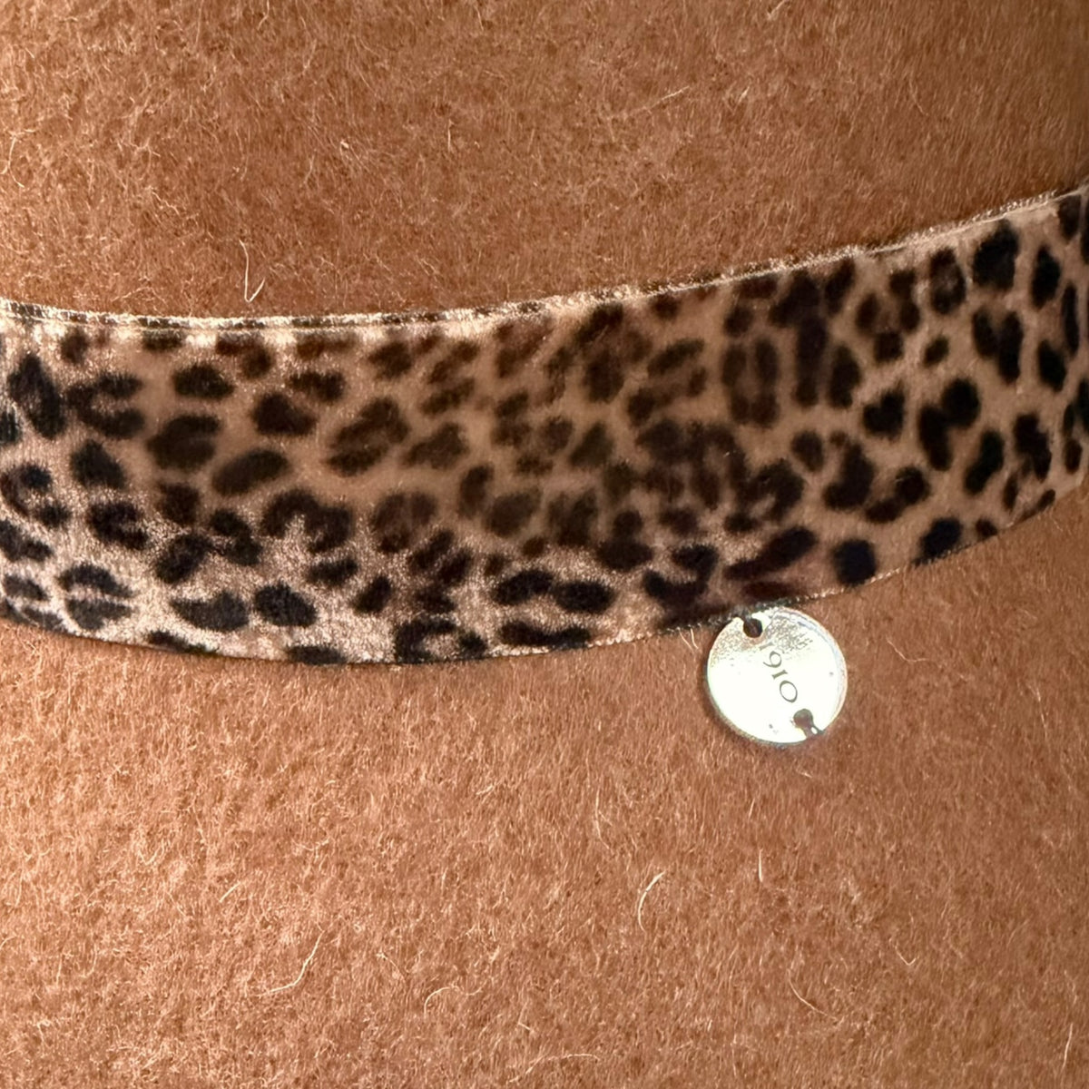 Cappello Donna In Feltro Di Lana Merino Idrorepellente Con Nastro In Velluto Stampa Animalier - Ala 9 cm