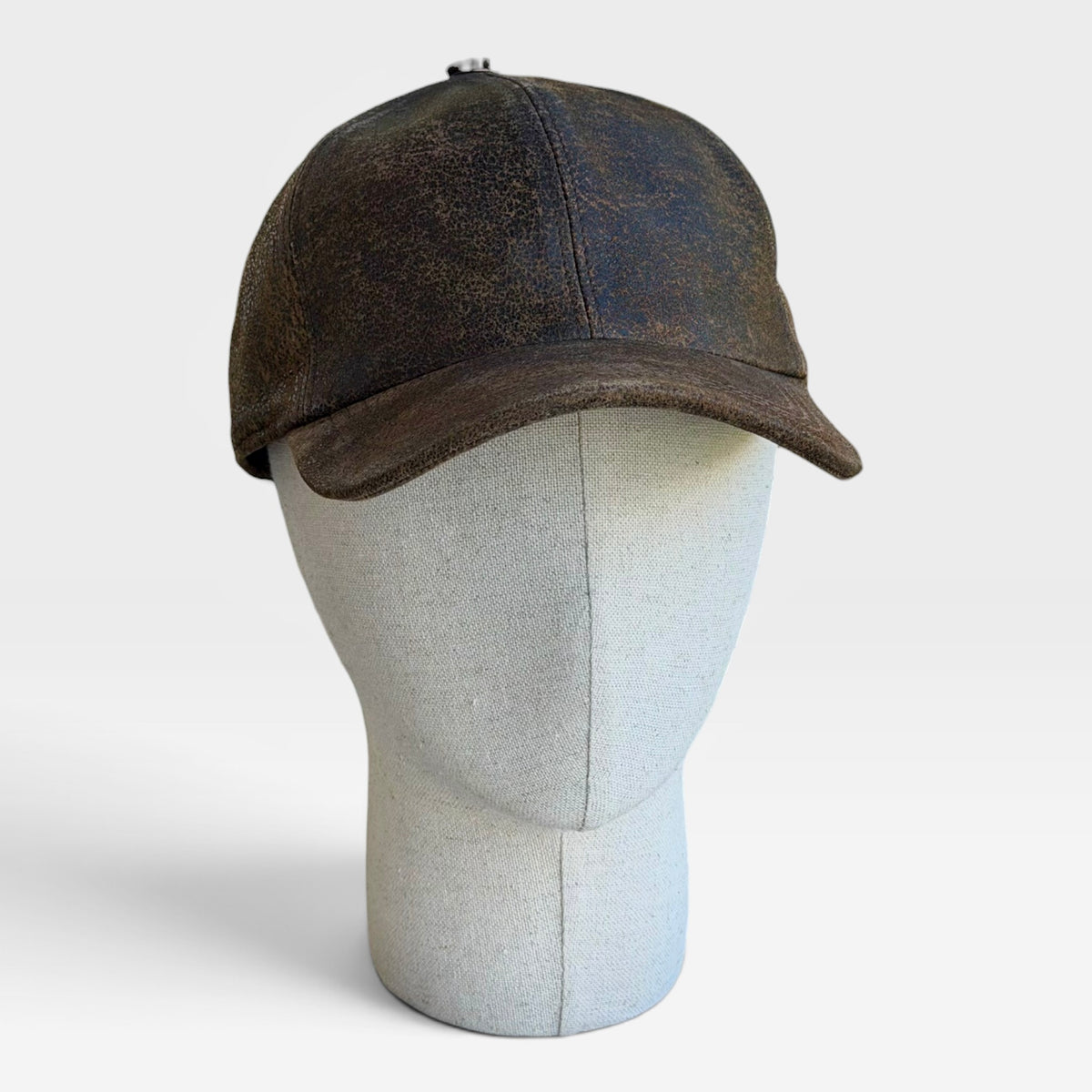 Cappellino baseball in pelle marrone visto da davanti su manichino
