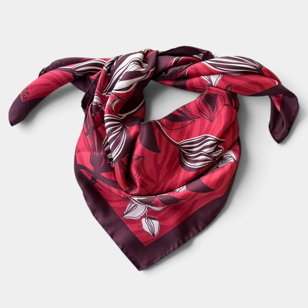 Foulard Laura Biagiotti in seta 90x90 cm, fiori e foglie stilizzati, variante rosso rubino