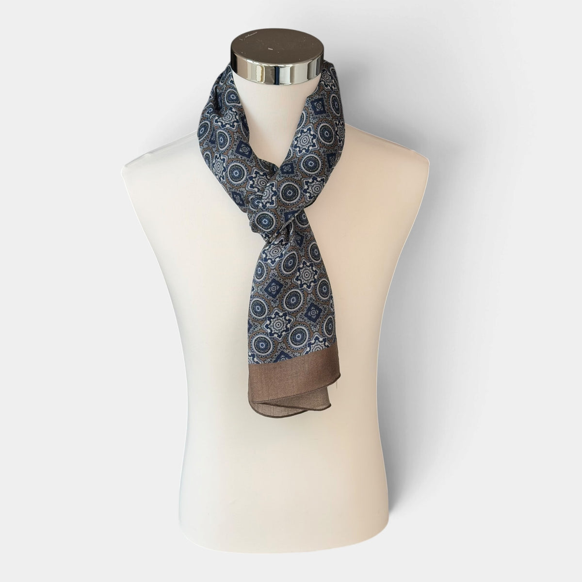 Sciarpa Uomo Invernale In Tessuto Morbido e Sottile Di Pura Lana Fantasia Damasco Blu E Marrone 45x180 cm