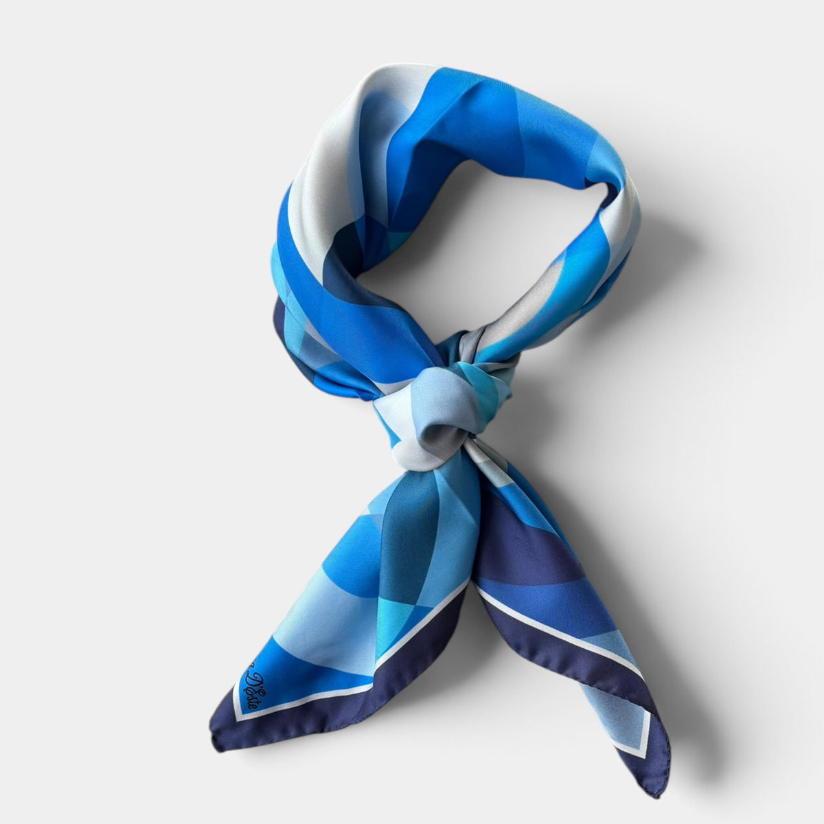 Foulard Marina D'Este in seta 90x90 cm, cerchi e geometrie, variante azzurro