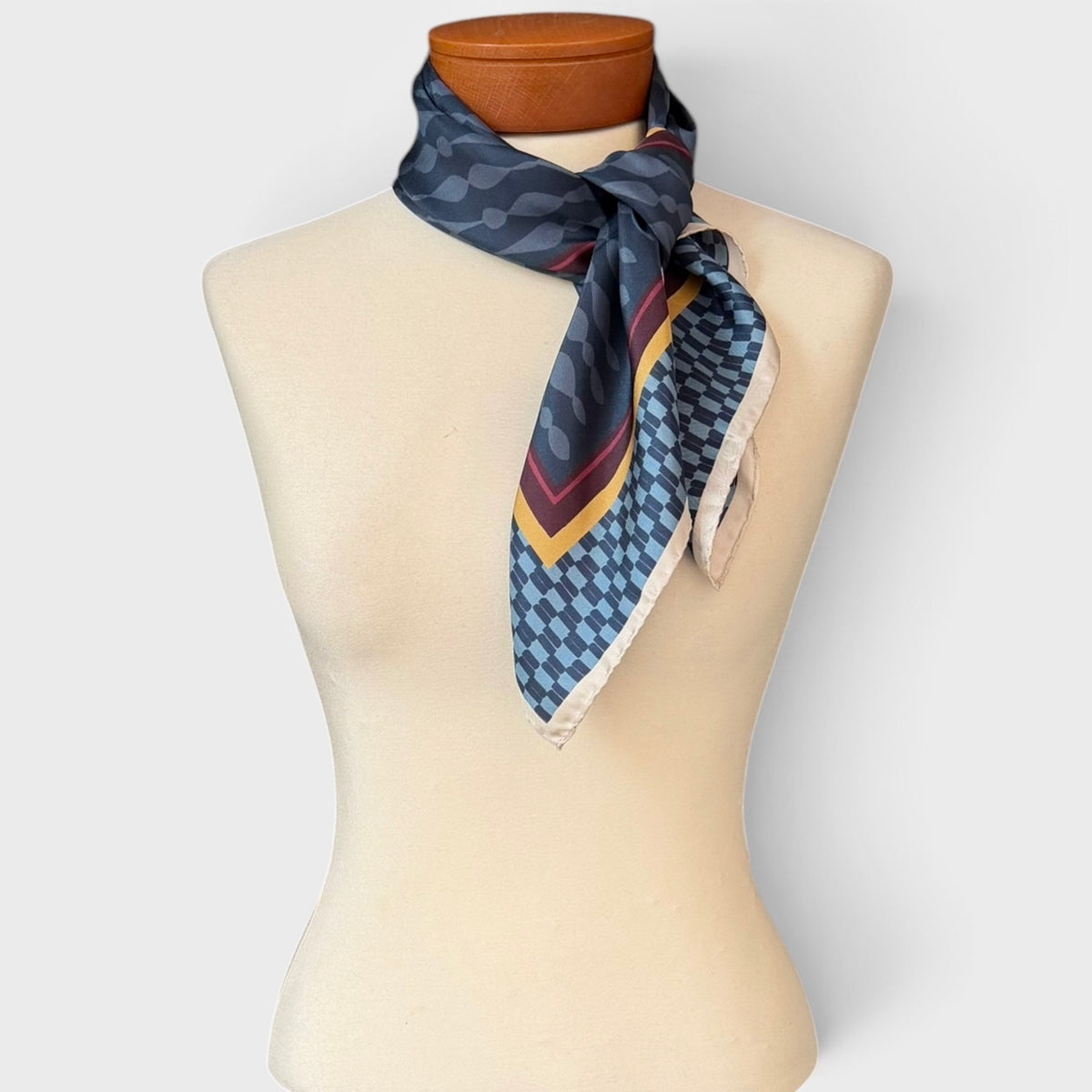 Foulard Quadrato In Tessuto Twill Di Pura Seta Di Gelso 70 x 70 cm - Cappelleria Bacca