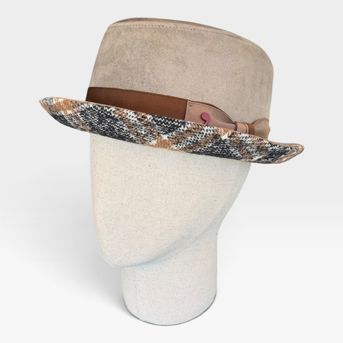 Cappello pork pie Alfonso D'Este indossato su manichino, vista laterale con bordo tartan