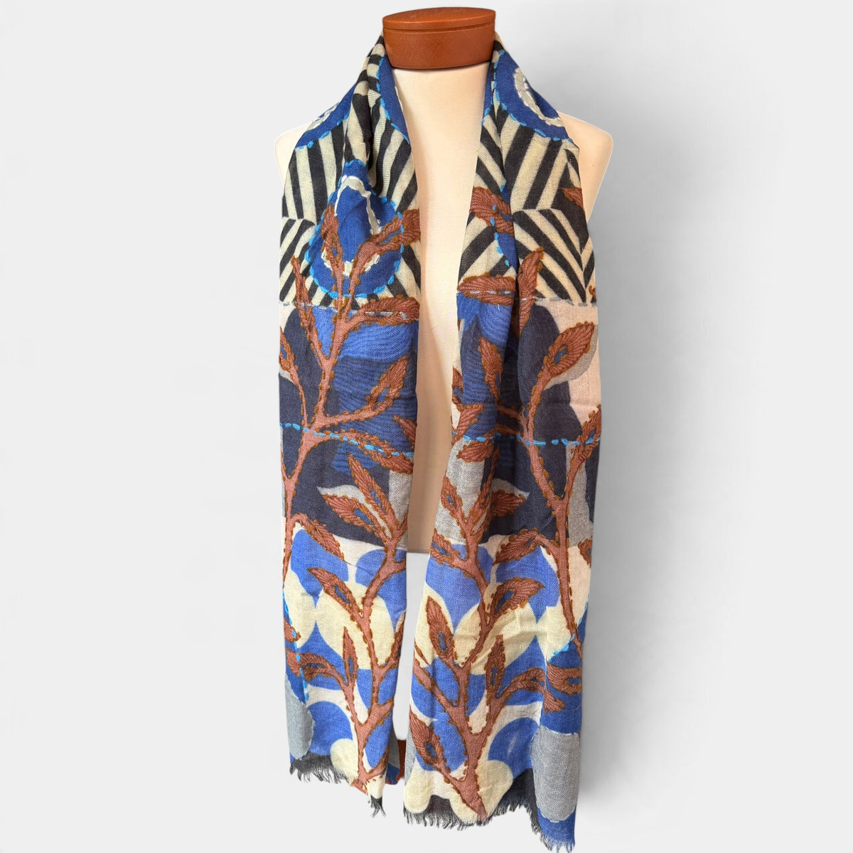 Sciarpa Donna In Tessuto Sottile Di Pura Lana 70x180 cm Con Ricamo a Mano