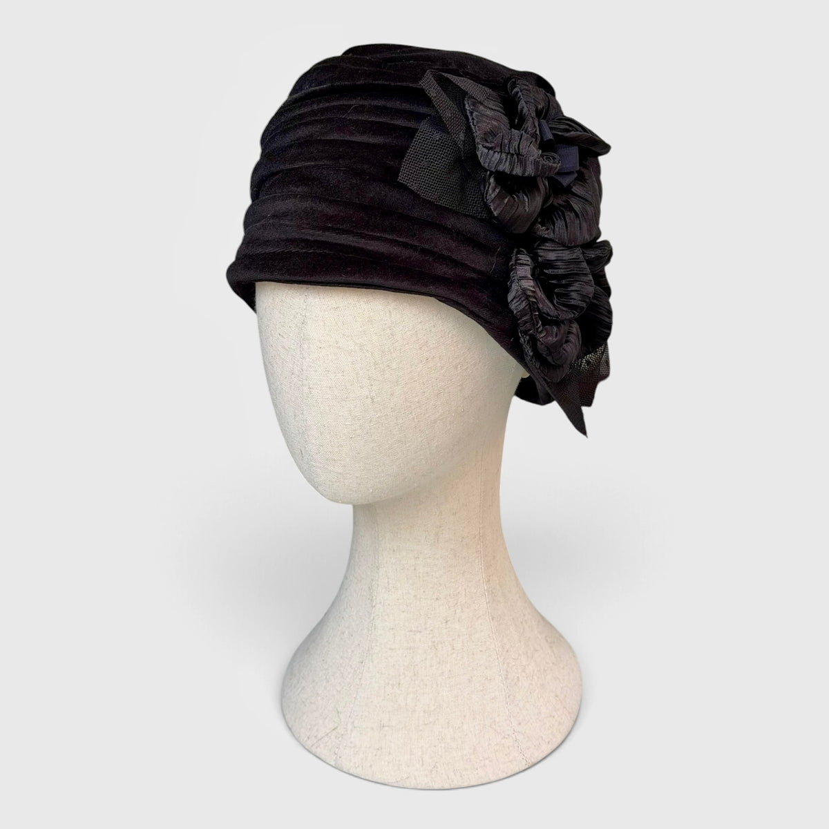 Cappellino Toque Donna Invernale In Velluto Nero Con Fiore In Raso e Tulle - Pieghevole - Grevi