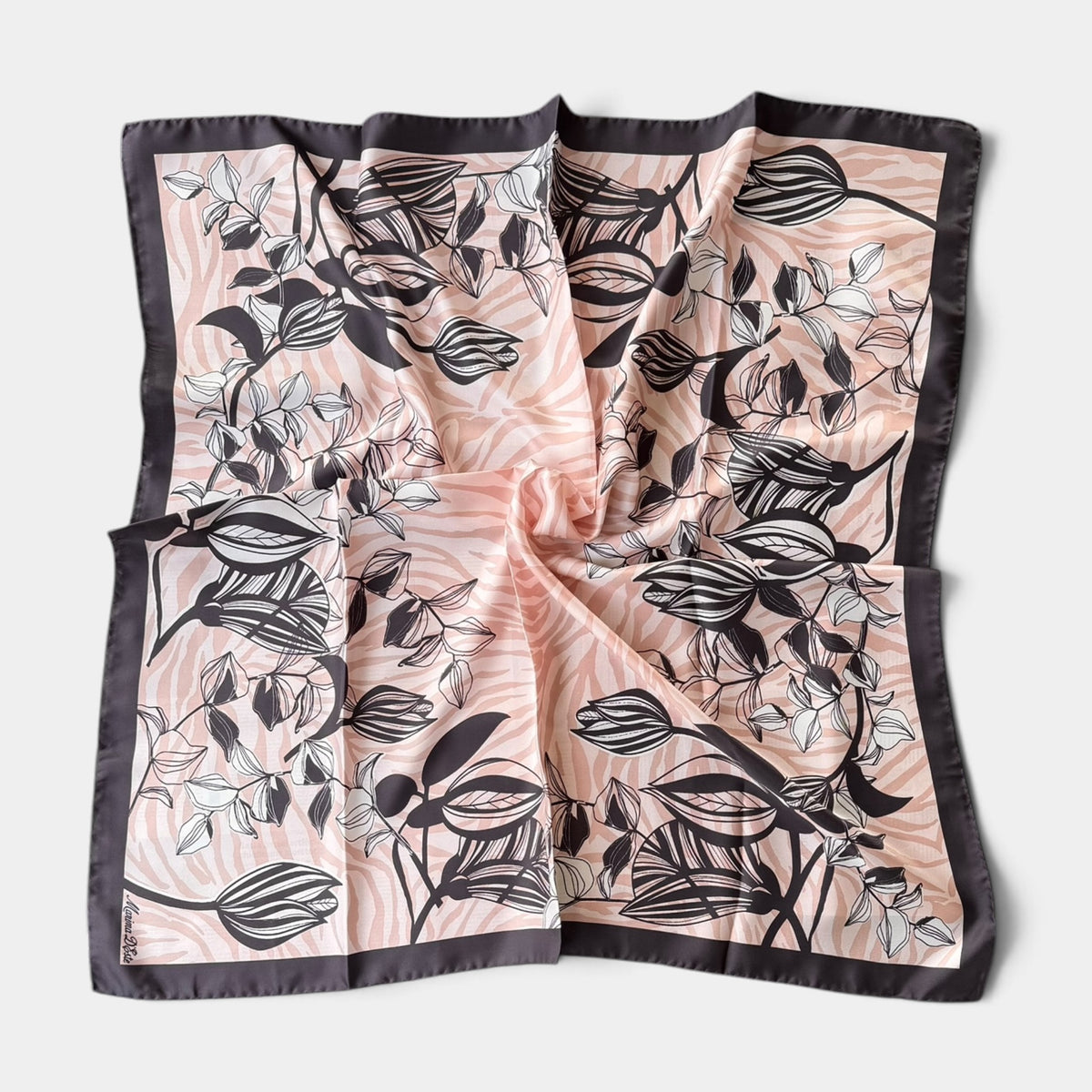 Foulard Laura Biagiotti in seta 90x90 cm, fiori e foglie stilizzati, variante cipria