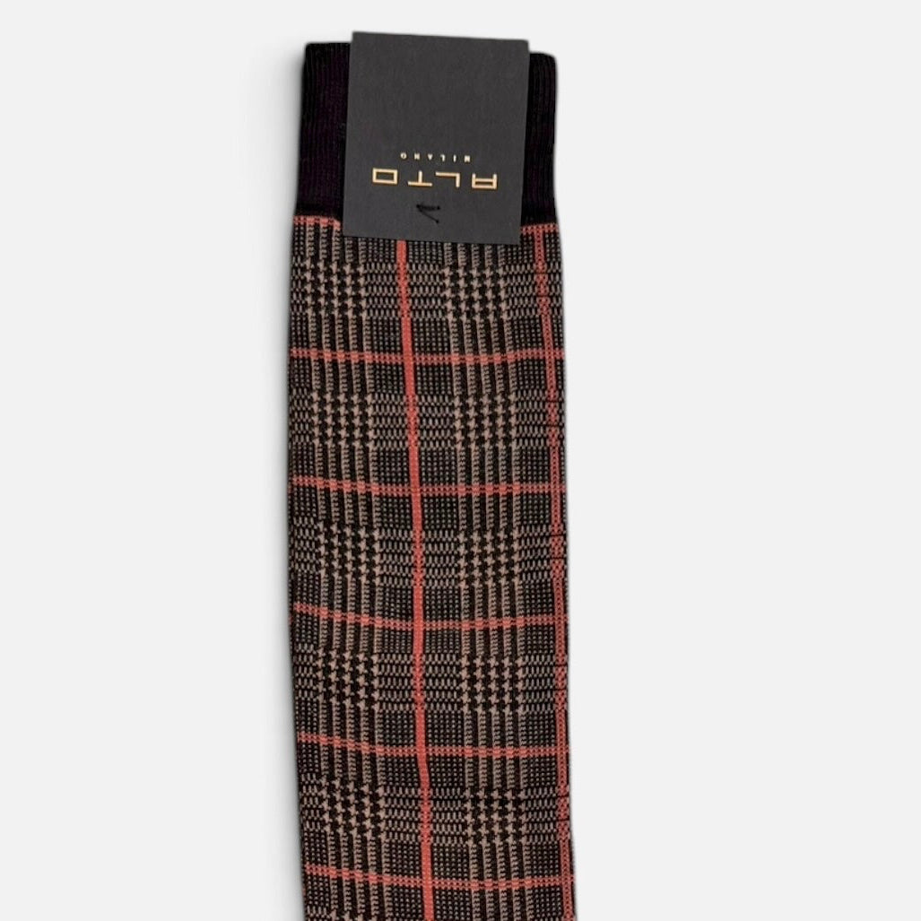 Dettaglio bordo calzino tartan Alto Milano marrone e rosso