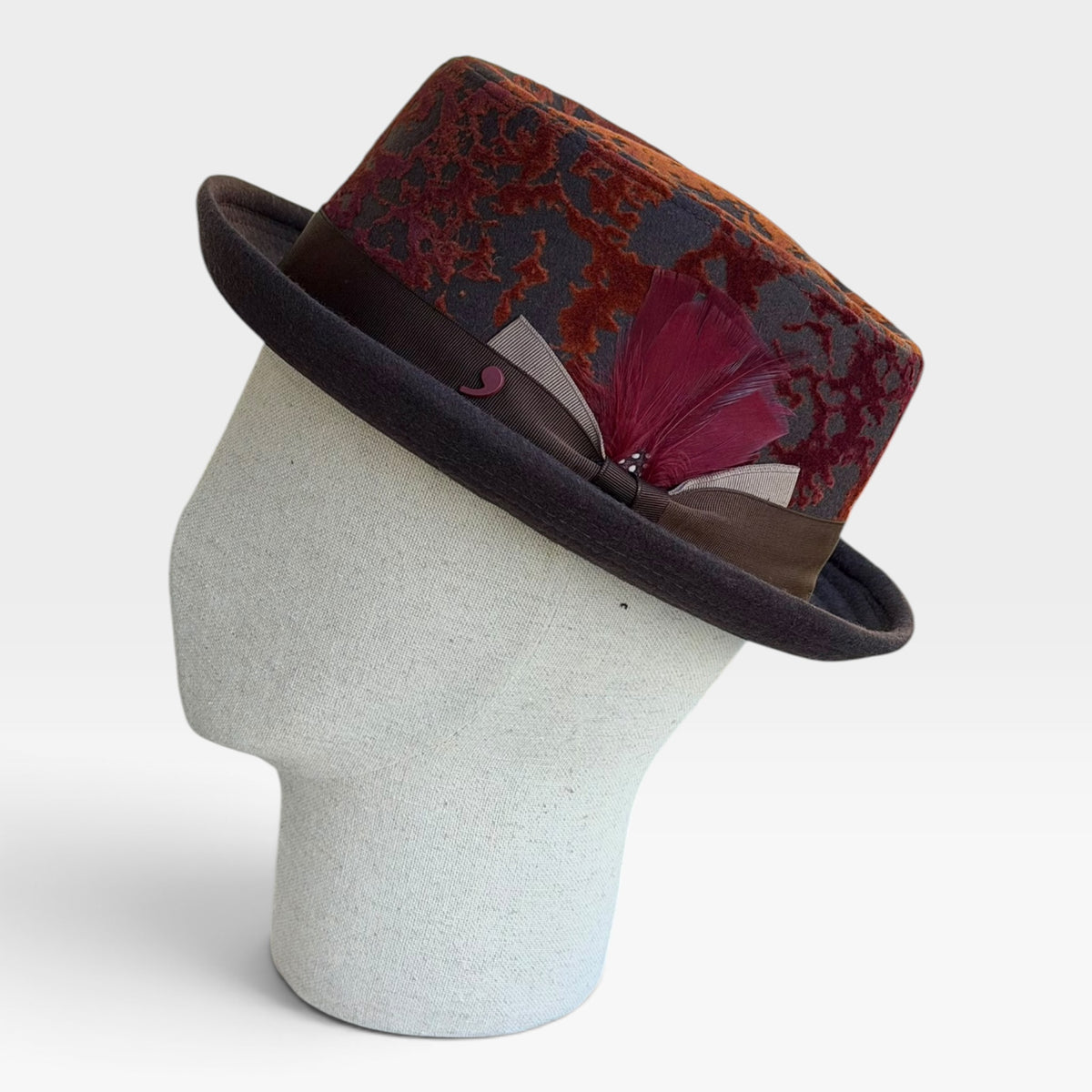 Cappello pork pie Alfonso D'Este indossato su manichino inclinato