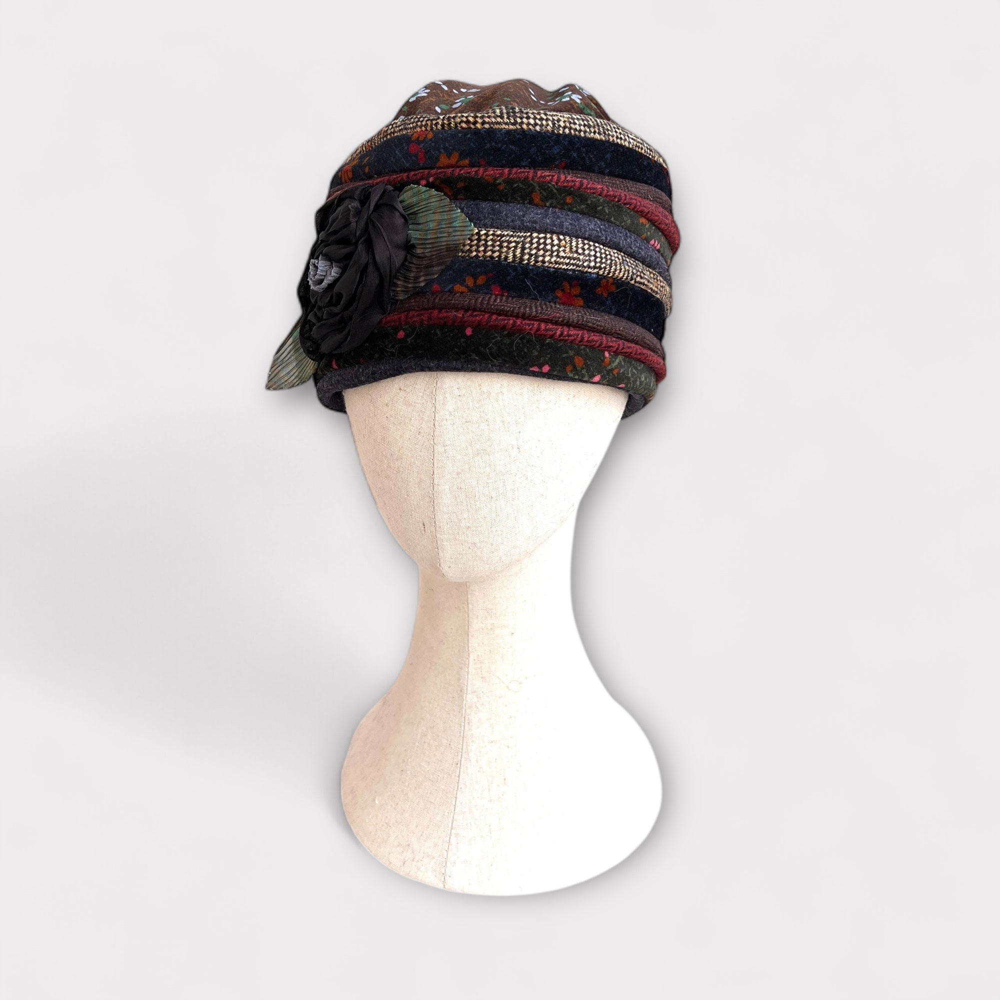 Cappello Toque Donna Invernale In Tessuto Patchwork e Fiore Grevi - Cappelleria Bacca