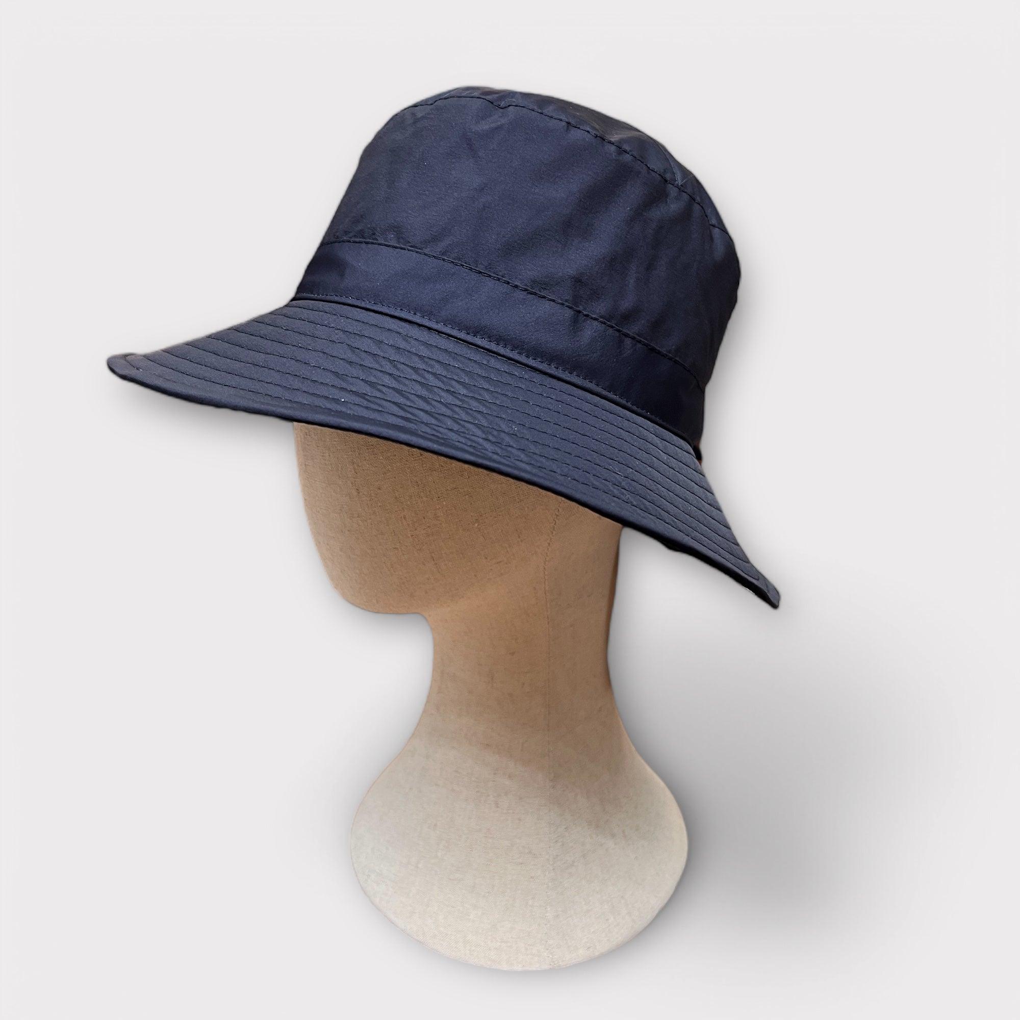 Wasserfester Damenhut mit breiter Krempe