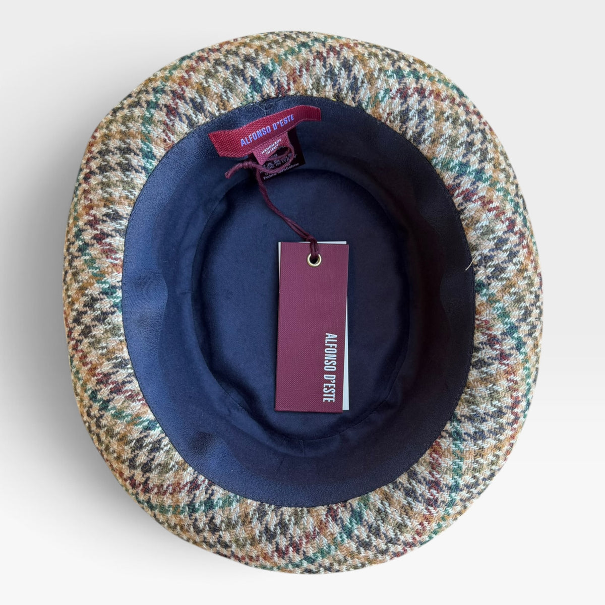 Interno cappello Pork Pie Alfonso D'Este con fodera blu e etichetta