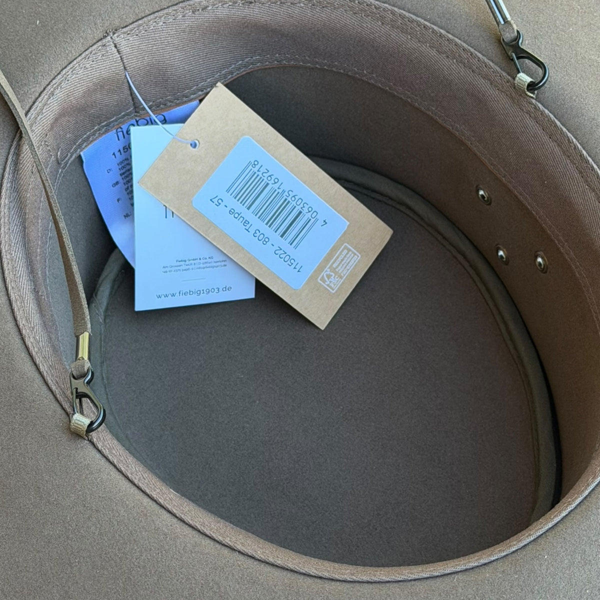 Interno del cappello con etichetta Fiebig e barcode visibile