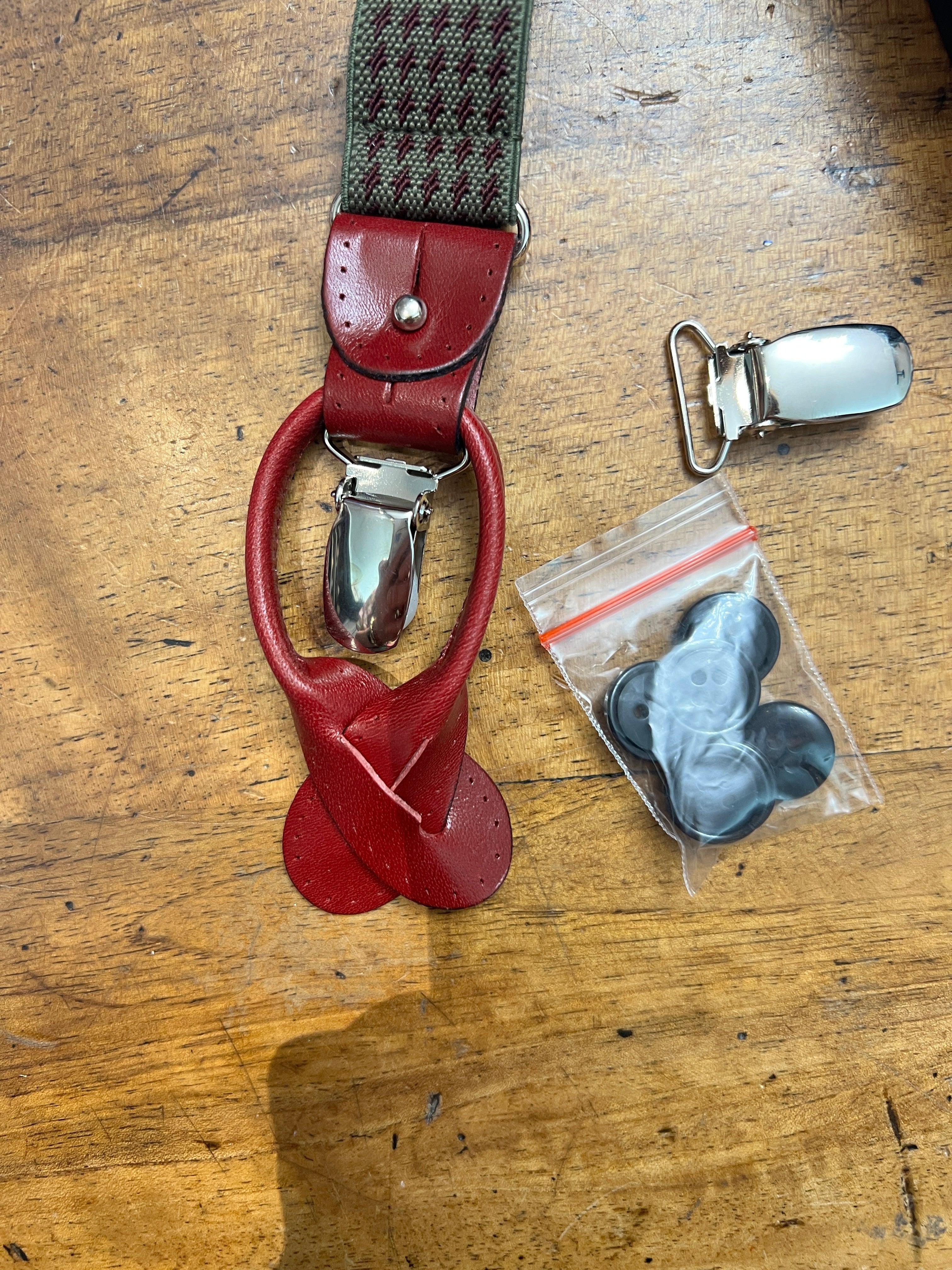 Rote schmale Hosenträger mit Clip und Lederschlaufe