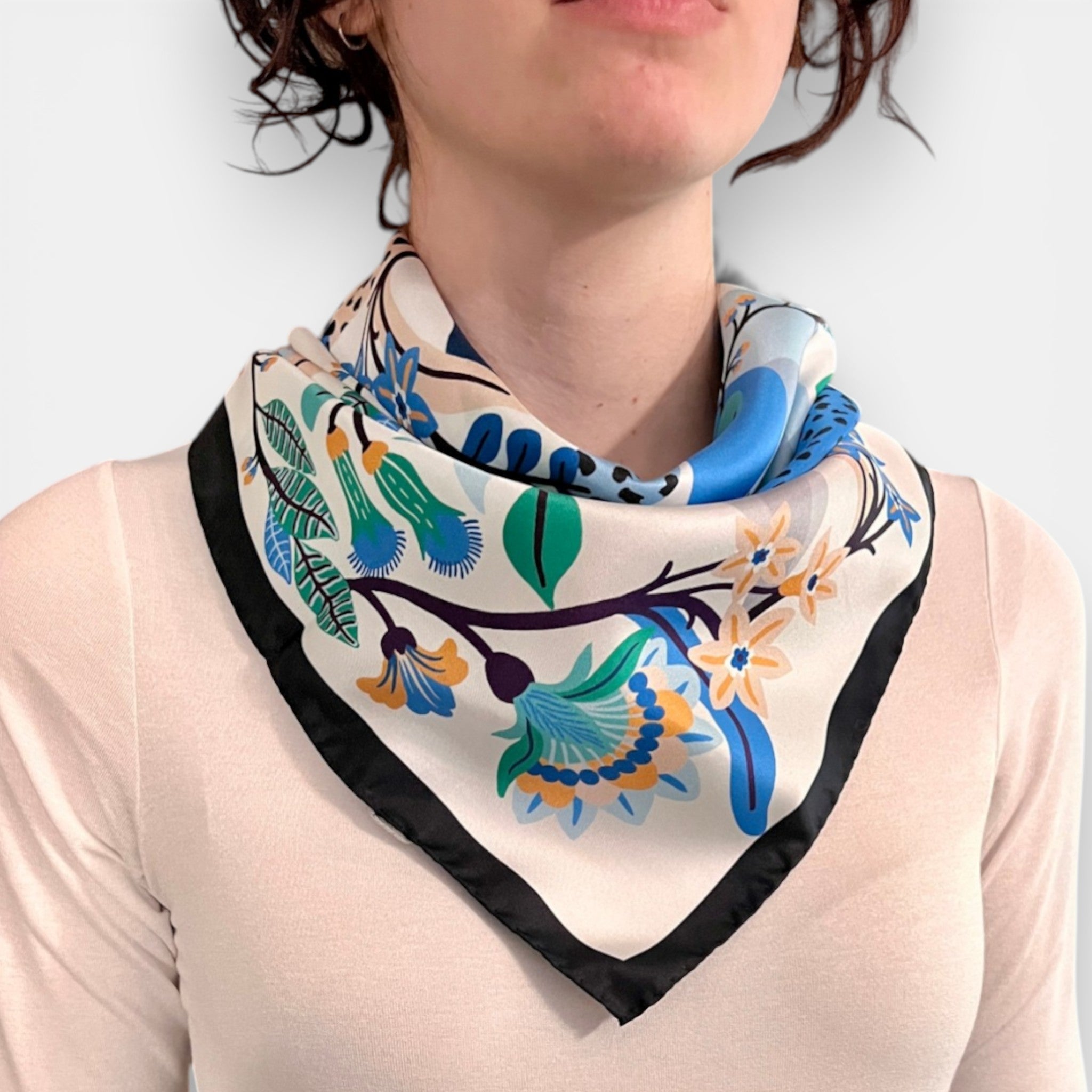 Foulard in Twill di Pura Seta Motivo Floreale e Animalier 70x70 cm - Cappelleria Bacca