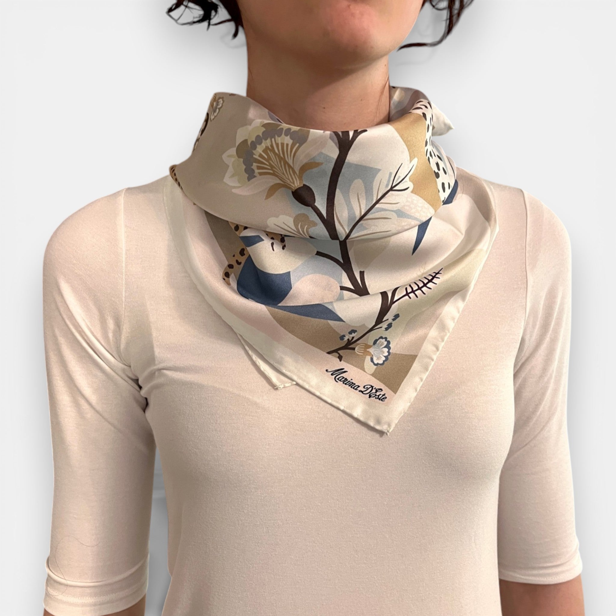 Foulard in Twill di Pura Seta Motivo Floreale e Animalier 70x70 cm - Cappelleria Bacca