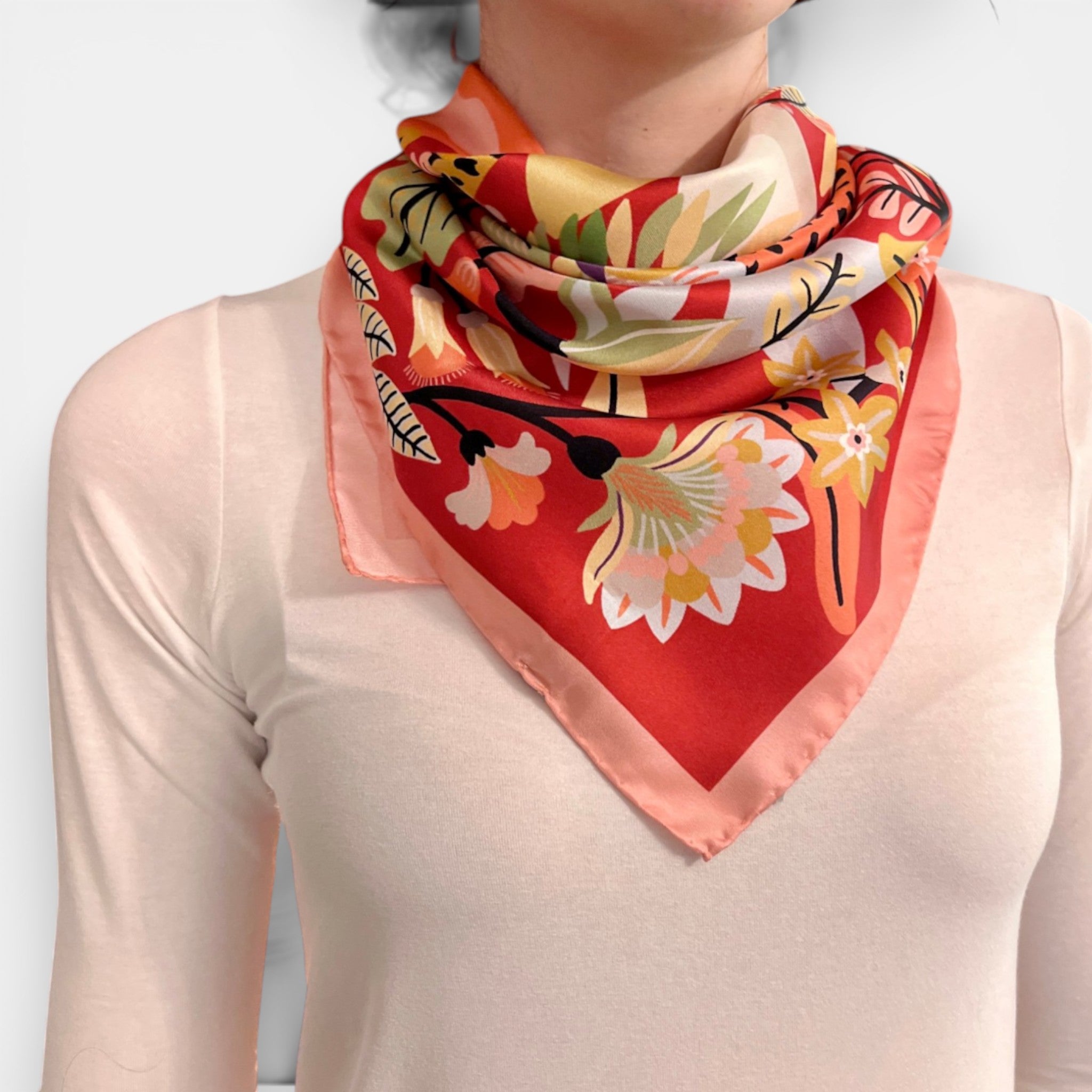 Foulard in Twill di Pura Seta Motivo Floreale e Animalier 70x70 cm - Cappelleria Bacca