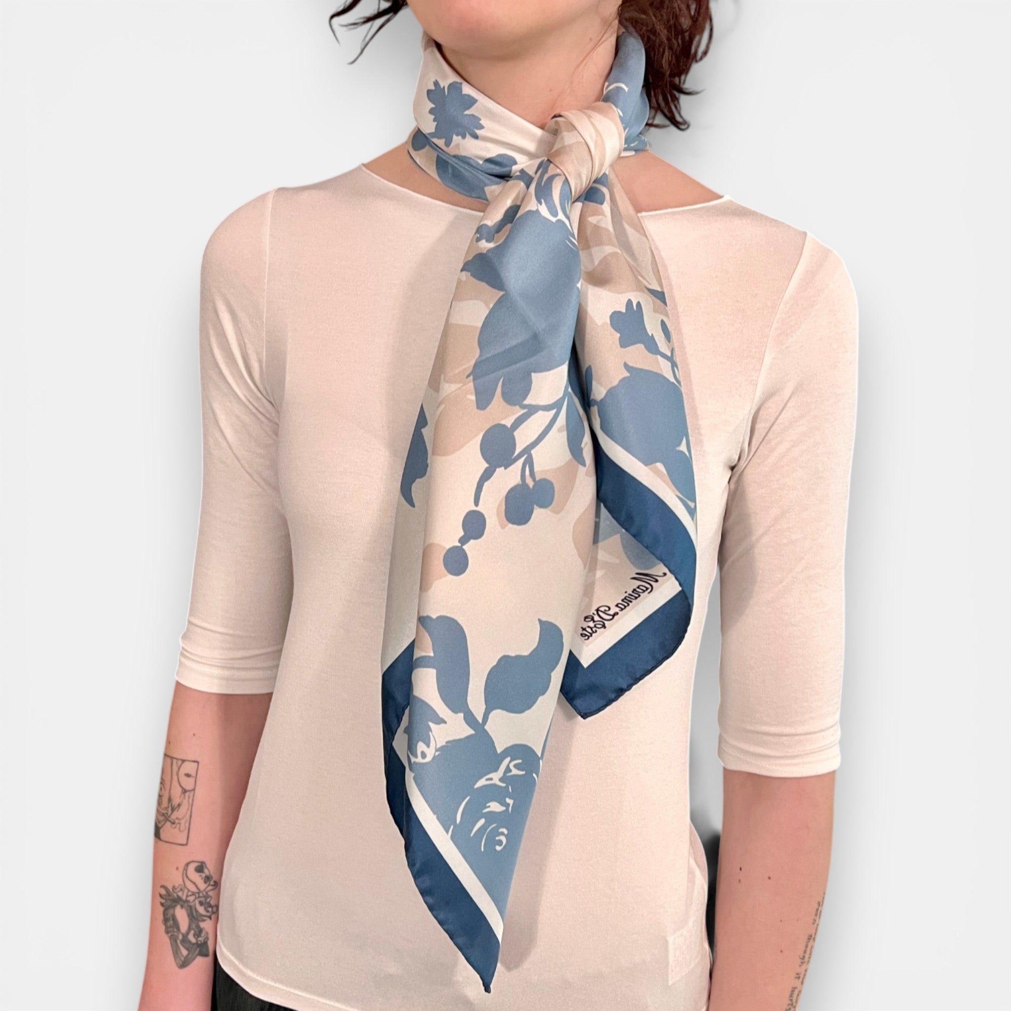 Foulard in Twill di Pura Seta Motivo Floreale Stilizzato 90x90 cm - Cappelleria Bacca