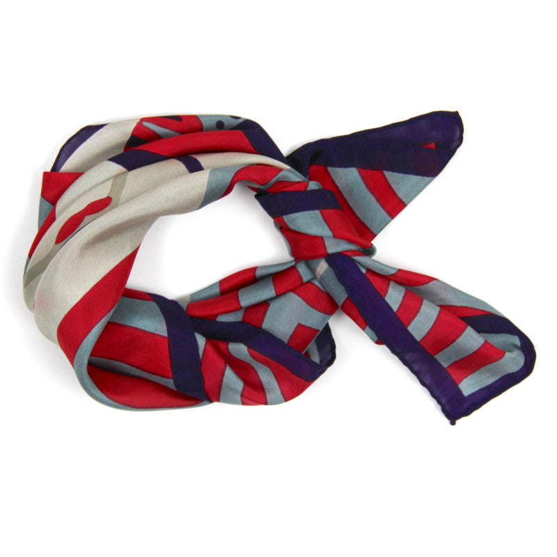 Foulard in seta annodato, motivo colorato a righe rosse e azzurre con bordo blu