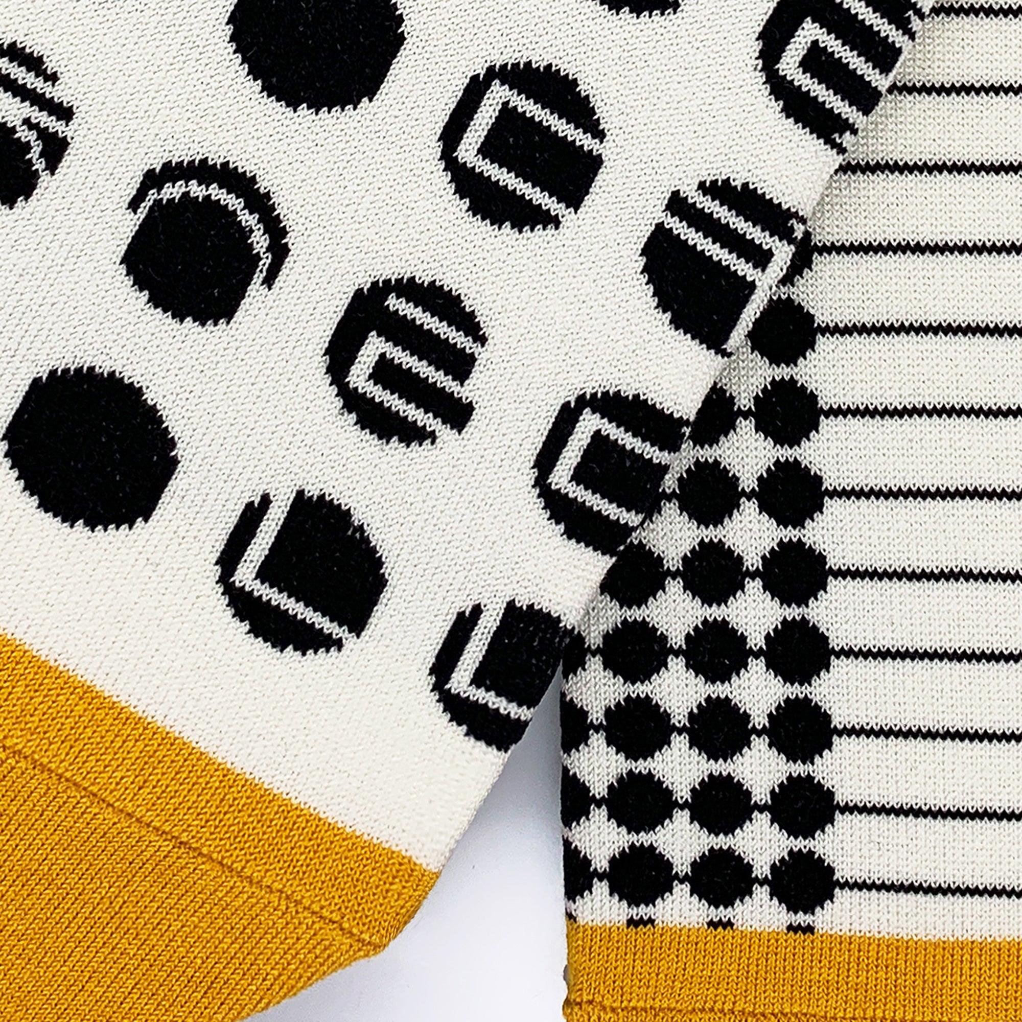 Nicht übereinstimmende Socken mit Zitronenpunkten