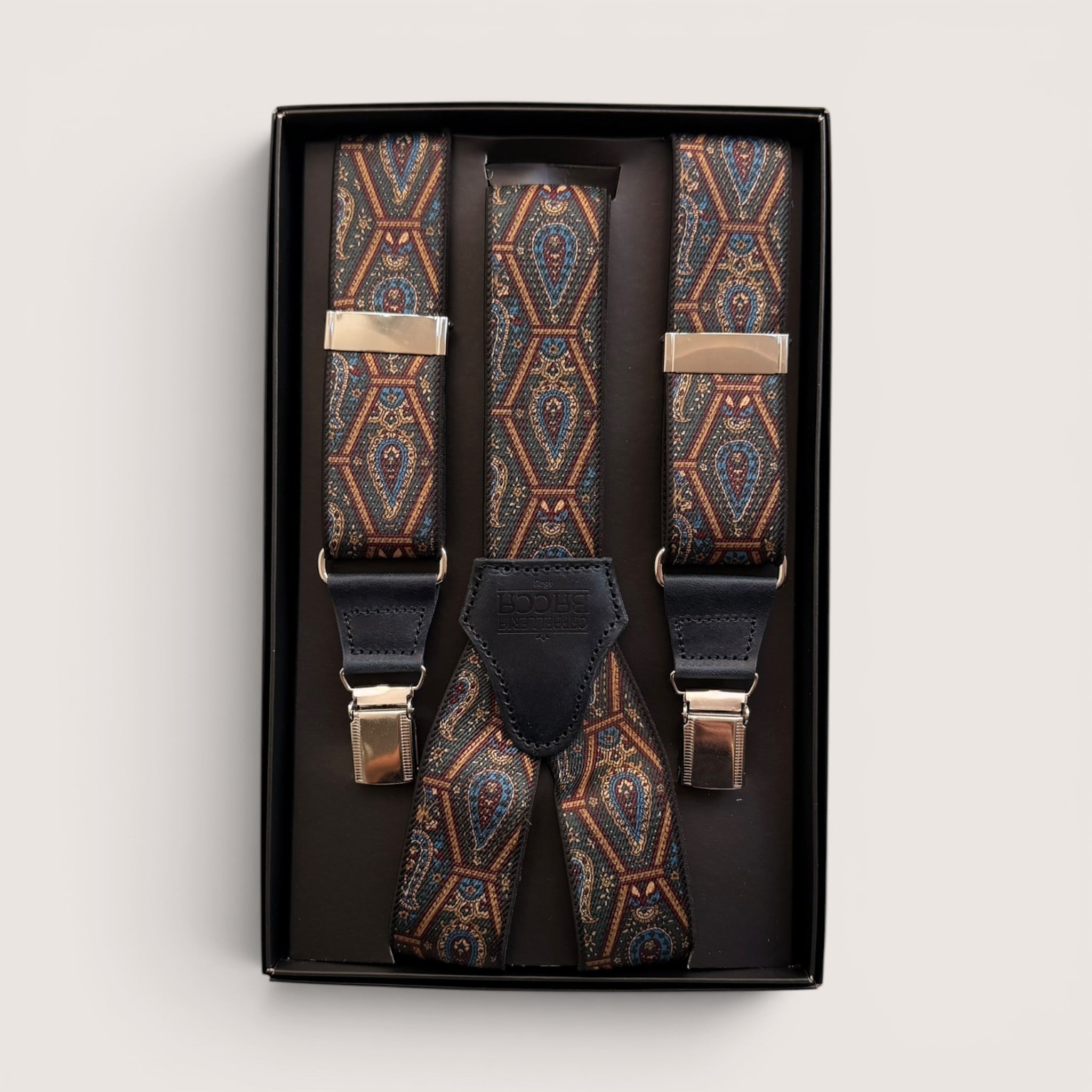Bretelle a X Cappelleria Bacca con fantasia paisley blu, verde, bordeaux e camel terminali in vera pelle e clip metalliche.