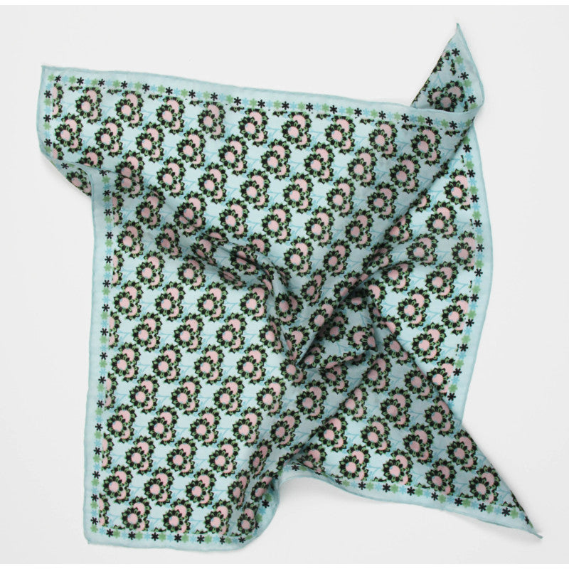 Foulard in seta azzurro chiaro con motivo fiori rosa e verdi