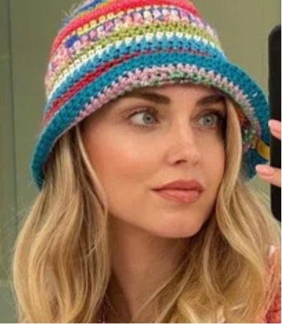 Chiara Ferragni che indossa cappello fatto ad uncinetto